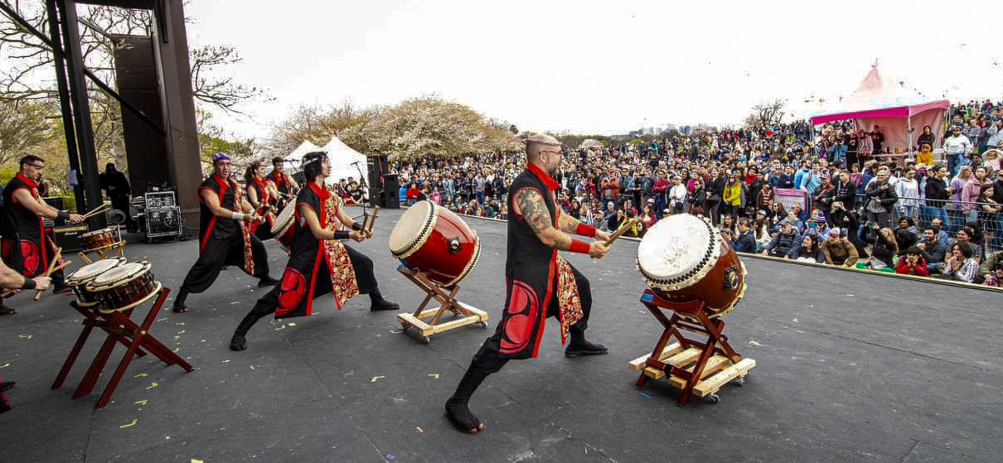 Group od taiko drummers and large crowd in front of Washington Mounument